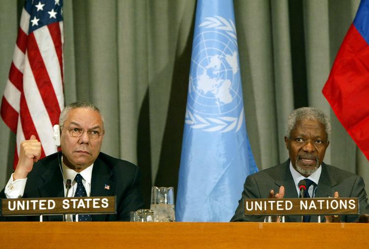 Bedrag. Man kan ikke afvise, at de fleste irakere har det betydeligt bedre i dag end før invasionen. Men som allerede tidligere FN-generalsekretær, Kofi Annan (th.), slog fast over for USA's udenrigsminister, Colin Powell, var krigen ulovlig. Arkivfoto: Kathy Willens/AP 