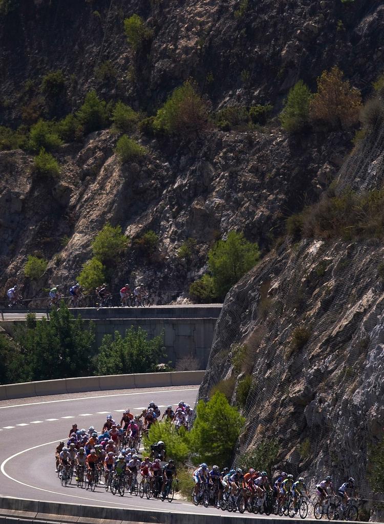 Goddag. Feltet stiftede for alvor bekendtskab med bjergene i dagens etape af Vuelta a Espana. 