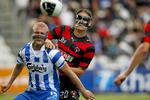 Maskebal. OB's Henrik Toft havde stor succes i sine luftdueller mod FC Midtjylland. Her ses han i kamp med jydernes Kristijan Ipsa. 