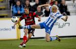 Energisk. Hans Henrik Andreasen angriber FC Midtjyllands Brian Priske. 