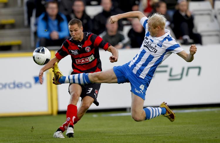 Energisk. Hans Henrik Andreasen angriber FC Midtjyllands Brian Priske. 