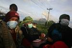 VULKANUDBRUD. Lokalbefolkningen evakueres fra Sinabung-vulkanen i Indonesien. 