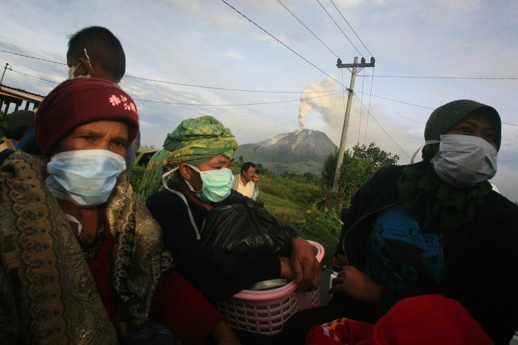 VULKANUDBRUD. Lokalbefolkningen evakueres fra Sinabung-vulkanen i Indonesien. 