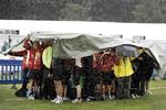 DHL-hygge. I alt 131.000 løbere skal i denne uge klare 5 x 5 km stafet i Fælledparken. De fik en våd start mandag. 