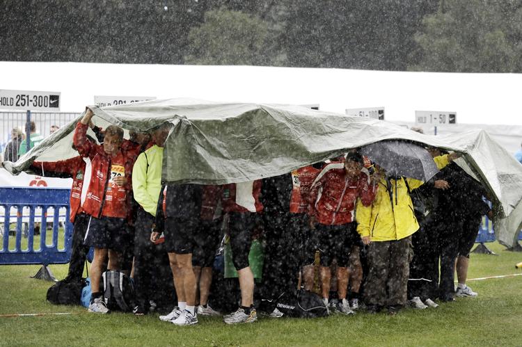 DHL-hygge. I alt 131.000 løbere skal i denne uge klare 5 x 5 km stafet i Fælledparken. De fik en våd start mandag. 