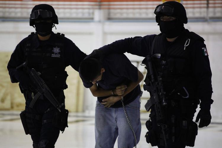 POLITIFYRINGER. Mexicos føderale politi decimeret af fyringsrunde, der skal ramme korrupte politifolk. Arkivfoto af betjente med anholdt narkogangster. 