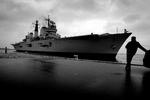 spareobjekt. Det britiske hangarskib MHS 'Invincible' fotograferet under et  besøg i København. Briterne overvejer at dele deres hangarskibe med Frankrig for at spare på militærudgifterne. 