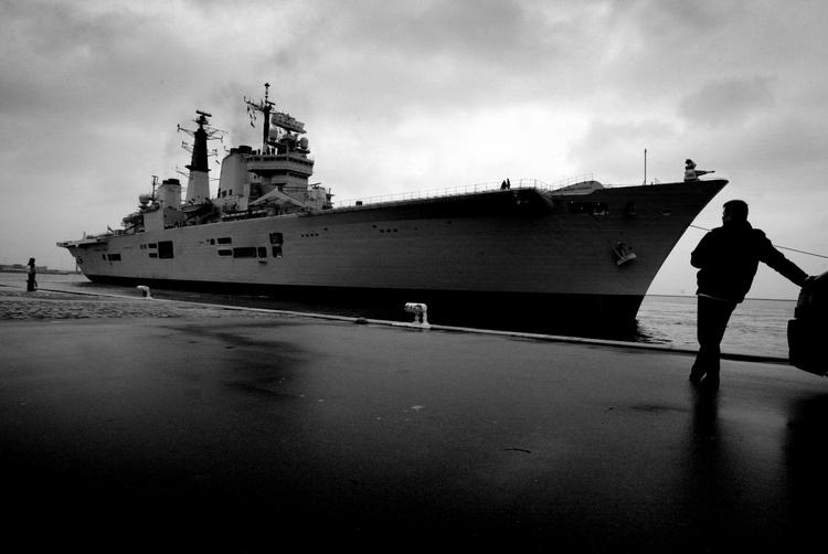 spareobjekt. Det britiske hangarskib MHS 'Invincible' fotograferet under et  besøg i København. Briterne overvejer at dele deres hangarskibe med Frankrig for at spare på militærudgifterne. 