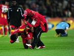 Plaster. Humøret var ikke helt i top, da Asamoah Gyan kostede Ghana en VM-semifinale med et brændt straffespark. Nu scorer han en stor kontrakt i Premier League. Arkivfoto. 