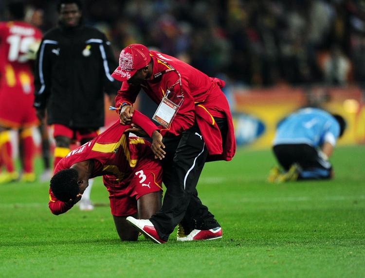 Plaster. Humøret var ikke helt i top, da Asamoah Gyan kostede Ghana en VM-semifinale med et brændt straffespark. Nu scorer han en stor kontrakt i Premier League. Arkivfoto. 