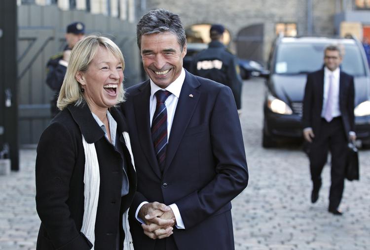 velkommen. Udenrigsminister Lene Espersen tager imod Natos generalsekretær, Anders Fogh Rasmussen. 