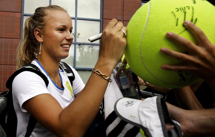 populær. Allerede sidste år, da hun nåede finalen i US Open, havde Caroline Wozniacki også travlt udenfor banen og skrev en masse autografer. Det bliver ikke mindre i år. Arkivfoto: Amy Sancetta/AP 