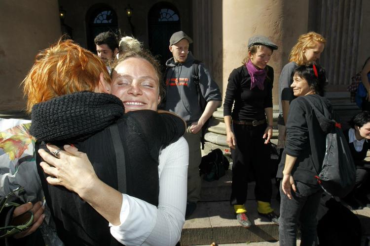 fri. Den australske aktivist Natacha Verco (i hvid trøje) var synligt lettet efter frifindelsen. 