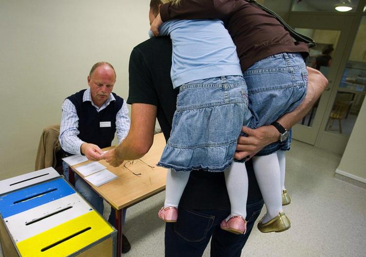 Sverige. Danske eksperter og politikere ser det som problematisk, at svenskerne selv skal tage stemmesedlerne fra partierne i valglokalet. 