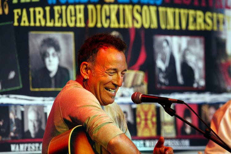TheBoss. 15. november sender 60-årige Springsteen 15 nye, gamle sange på gaden. Her ses han i New Jersey på foto fra maj. 