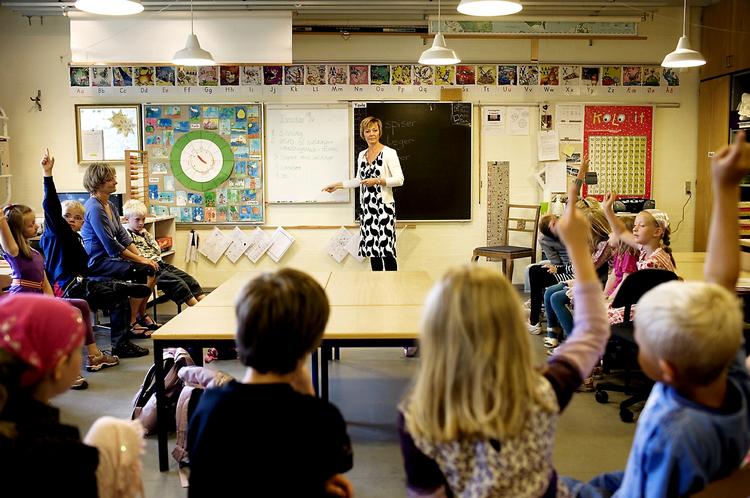 0.b i en fredelig stund i klassen. Men hvert femte skolebarn har jævnligt ondt i maven viser en undersøgelse. Forventningspresset er for stort, mener en ekspert. 