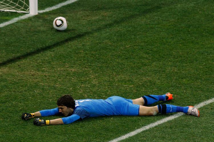 UDE. Da Australien scorede til 2-1 var Serbien ude af VM-slutrunden i Sydafrika. Vladimir Stojkovic vendte tilbage til Portugal, men er nu udlejet i sit hjemland. Arkivfoto. 