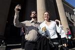 Sejr. De to frifundne klimaaktivister, Noah Weiss og Natacha Verco, fejrede den principielle dom på byrettens trappe med champagne og jordbær. 