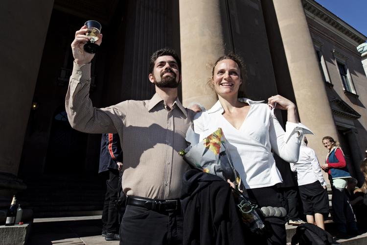 Sejr. De to frifundne klimaaktivister, Noah Weiss og Natacha Verco, fejrede den principielle dom på byrettens trappe med champagne og jordbær. 