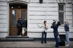 Ransagning. Bag den tunge mahognidør ransager politiet ROJ-TV's lokaler på H.C. Andersens Boulevard i København. 