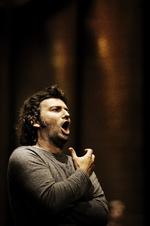 »Drømmende smukt og fuldt af længsel er dit lysende blik«. Den tyske verdensstjerne Jonas Kaufmann prøver på 'Dein ist mein ganzes Herz', som han forhåbentlig sang som ekstranummer i Tivolis Koncertsal  i aftes. Foto: Lærke Posselt 