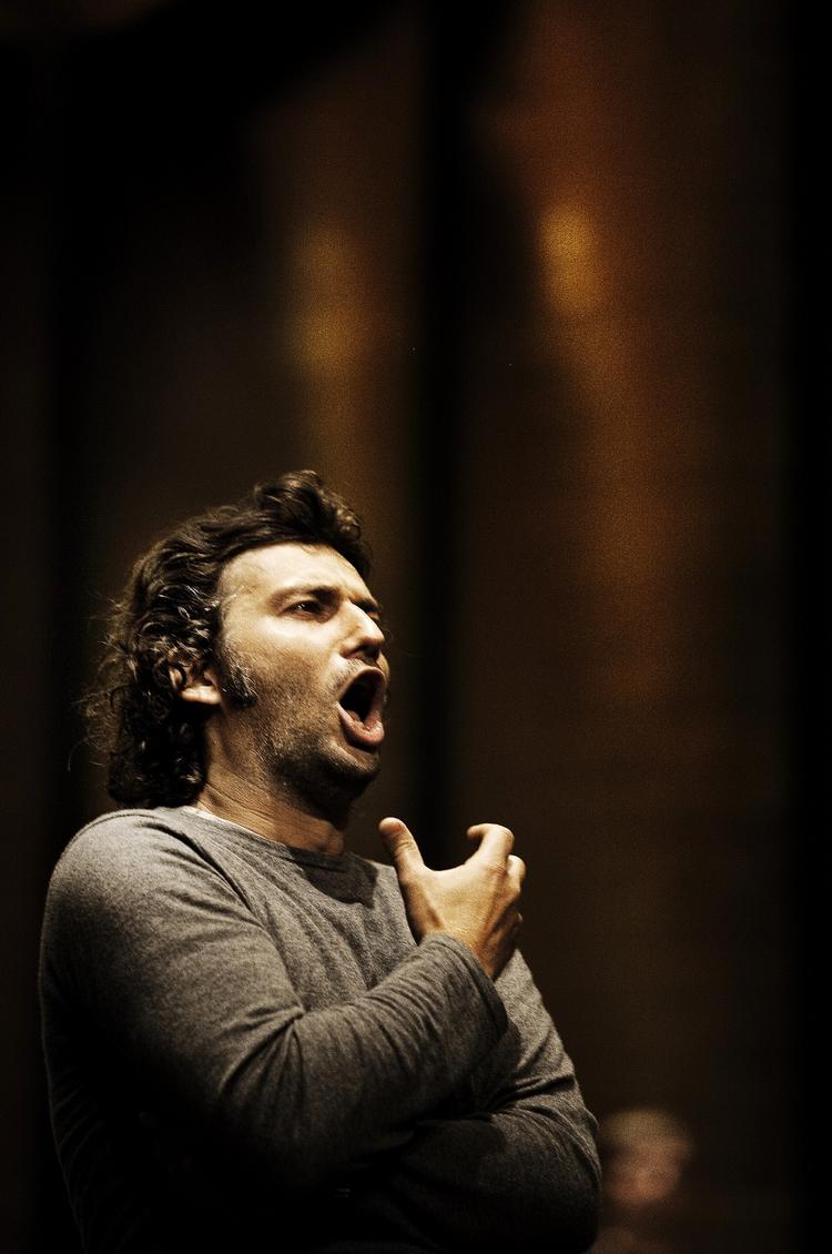 »Drømmende smukt og fuldt af længsel er dit lysende blik«. Den tyske verdensstjerne Jonas Kaufmann prøver på 'Dein ist mein ganzes Herz', som han forhåbentlig sang som ekstranummer i Tivolis Koncertsal  i aftes. Foto: Lærke Posselt 