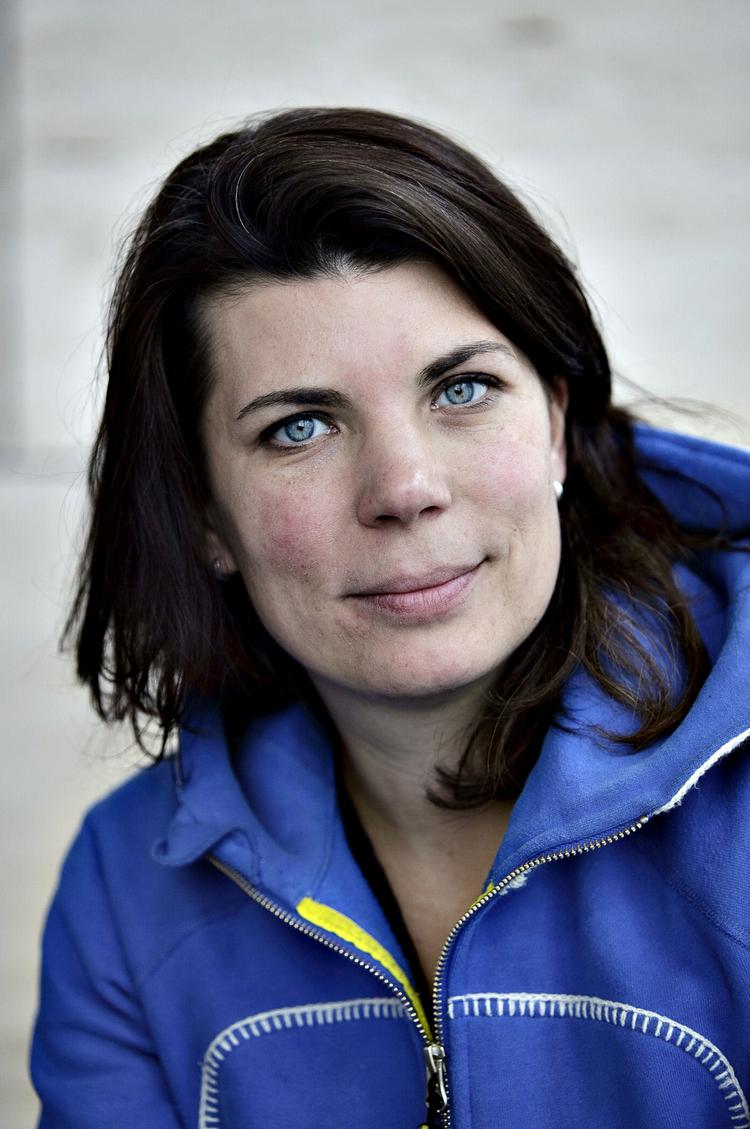 På teaterscenen i forestillingen 'Best Before', som Helgard Haug og resten af Rimini Protokoll opfører i Århus under festugen, er der kun en interaktiv skærm, hvor publikum selv kan styre deres avatarer - samt fem levende eksperter, som kan guide publikum. Arkivfoto: Miriam Dalsgaard 