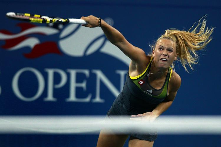 Lårkort. Caroline Wozniacki havde iført sig sig en kort koksgrå kjole, som hun måtte hive ned i mellem hvert point. 