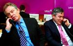 Bredside. Tony Blair (tv) giver ikke meget for sin efterfølger Gordon Browns ledelse af Storbritannien. Arkivfoto. 