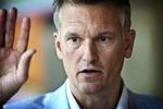 Optimist. DR's nyhedsdirektør, Ulrik Haagerup, måtte selv tage tjansen som reporter, da medarbejderne mandag nedlagde arbejdet i protest mod fyringsrunden. 