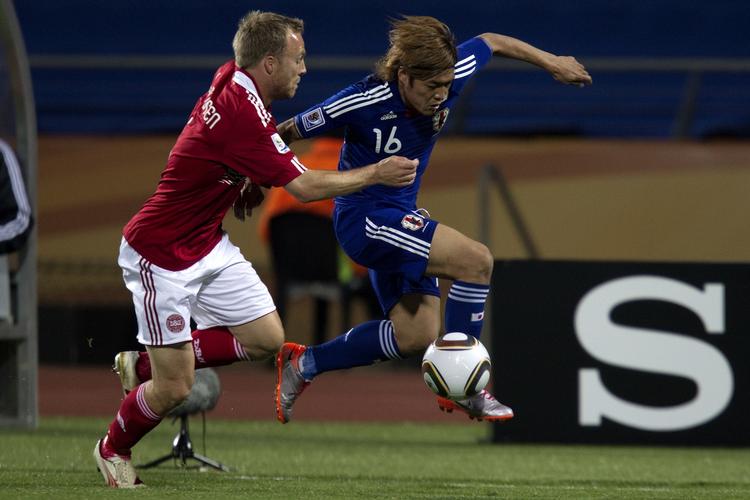 timing. Tacklingen af Yoshito Okubo kommer en anelse for sent, og nu er papirerne, der skal sikre Lars Jacobsen en ny klub, måske også kommet for sent. Arkivfoto. 