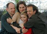 Cannes. Denis Podalydès ses her yderst til venstre til verdenspremieren på 'Bienvenue en Suisse' ('Velkommen til Schweiz') på filmfestivalen i Cannes i 2004. Arkivfoto. 