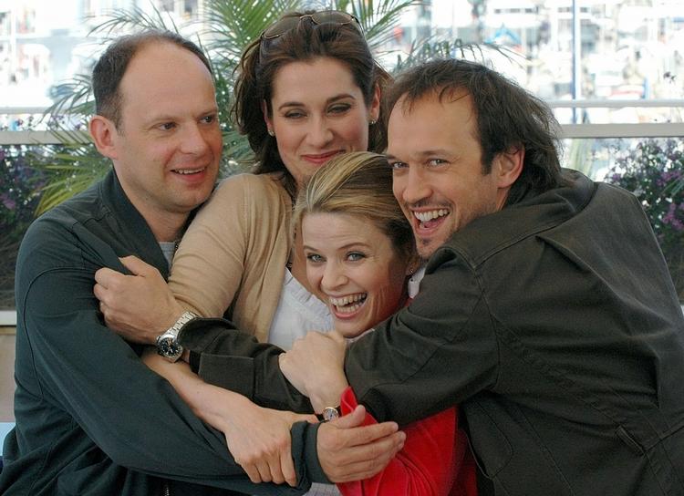 Cannes. Denis Podalydès ses her yderst til venstre til verdenspremieren på 'Bienvenue en Suisse' ('Velkommen til Schweiz') på filmfestivalen i Cannes i 2004. Arkivfoto. 