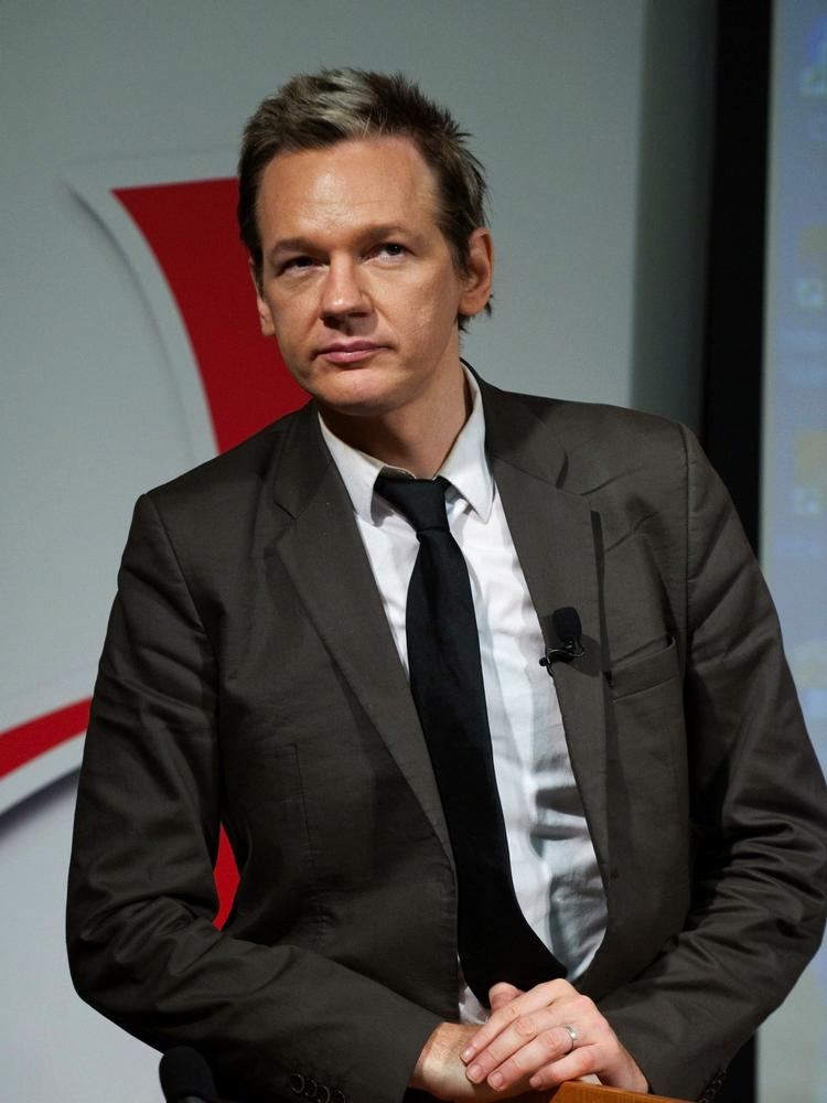 ANKLAGE. Man undersøger igen,. om Wikileaks' stifter Julian assange begik voldtægt under hans ophold i Sverige. 