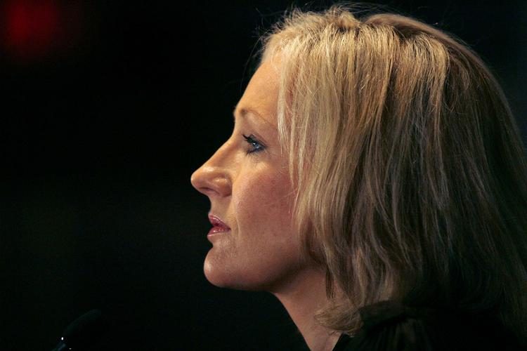 Hæder. J.K. Rowling er den første modtager af prisen, der er på en halv million kroner. 'Harry Potter'-forfatteren står dog næppe med akutte pengeproblemer. Hun er en af Storbritanniens rigeste kvinder. Arkivfoto. 