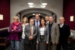 Dramatid. Det politiske liv i Danmark tages under kærlig behandling af Adam Price og Søren Kragh Jacobsen. Der er den fagre nye verden med rådgivere og spindoktorer, som den liberale statsminister gør god brug af, og så er der den jordnære og gammeldags partileder Thestrup, der står på den anden side af hegnet og spørger retorisk til brugen af spindoktorer: »Jamen, hvem er det, der er syg«. Her er holdet samlet til dagens pressemøde. Dog uden Ole Thestrup. 