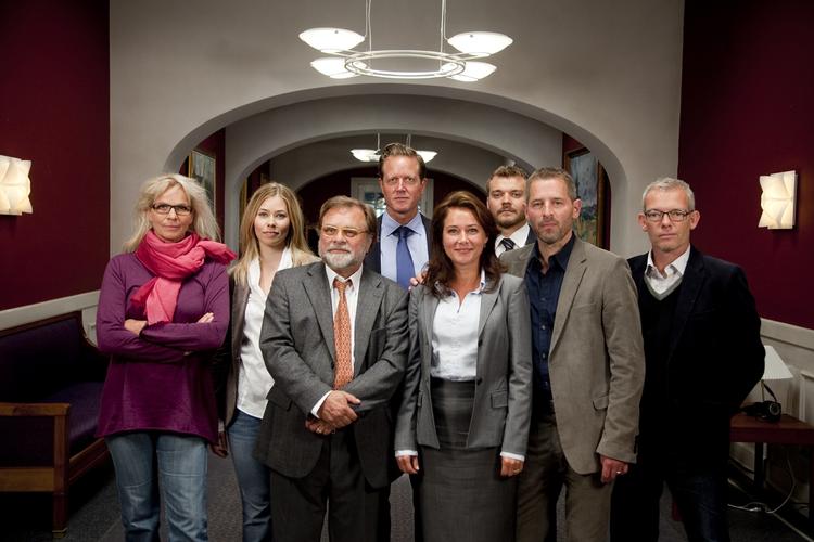 Dramatid. Det politiske liv i Danmark tages under kærlig behandling af Adam Price og Søren Kragh Jacobsen. Der er den fagre nye verden med rådgivere og spindoktorer, som den liberale statsminister gør god brug af, og så er der den jordnære og gammeldags partileder Thestrup, der står på den anden side af hegnet og spørger retorisk til brugen af spindoktorer: »Jamen, hvem er det, der er syg«. Her er holdet samlet til dagens pressemøde. Dog uden Ole Thestrup. 