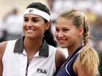 førstekvinder. Gabriela  Sabatini (tv.) var i 1990´erne en af  de bedste spillere i verden, og hun  hentede også tilhængere langt uden  for tennisverdenen, da der begyndte  at komme fokus på udseende.  Senere blev hun afløst af blandt  andre russeren Anna Kournikova (th.). Arkivfoto: Daniel Garcia/AP 