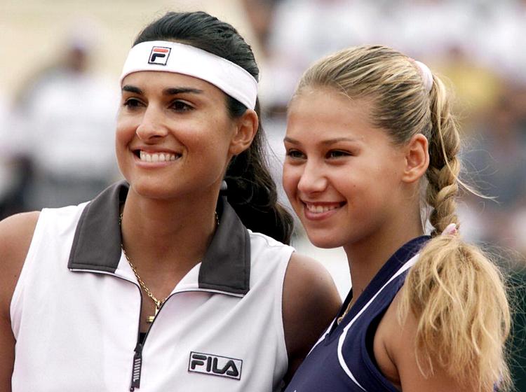 førstekvinder. Gabriela Sabatini (tv.) var i 1990´erne en af de bedste spillere i verden, og hun hentede også tilhængere langt uden for tennisverdenen, da der begyndte at komme fokus på udseende. Senere blev hun afløst af blandt andre russeren Anna Kournikova (th.). Arkivfoto: Daniel Garcia/AP