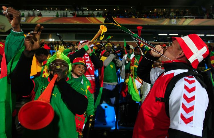støj. Selv de danske tilskuere blev grebet af vuvuzela-dillen under VM-slutrunden i Sydafrika. Arkivfoto. 