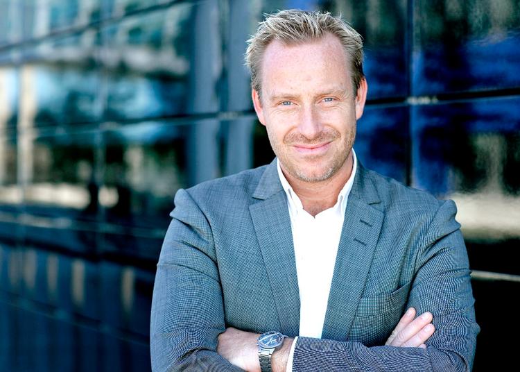 Uvirkelighed. Adam Price har skrevet en historie med fiktive danske partier og fiktive danske medier. DR eksisterer eksempelvis ikke, men det gør TV1 til gengæld. Og netavisen Express. Dog er er der stadig blevet plads til aviser som Politiken og Berlingske, og nyhedsbureauet Ritzau eksisterer også i det ellers fiktive univers. »For dem kender folk, og der er også tilknyttet nogle værdier til nogle af aviserne, som man ikke bare kan lægge fra sig«, siger Adam Price. 