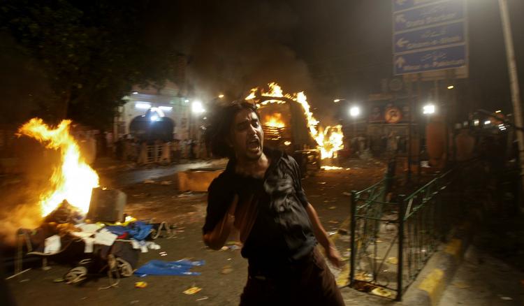 Kaos. Umiddelbart efter sprængningerne i Lahore i Pakistan var alt kaos. To af de tre bomber udløstes af selvmordere. 