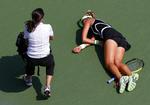 Kollaps. Victoria Azarenka falder omkuld under sin kamp mod argentinske Gisela Dulko. 