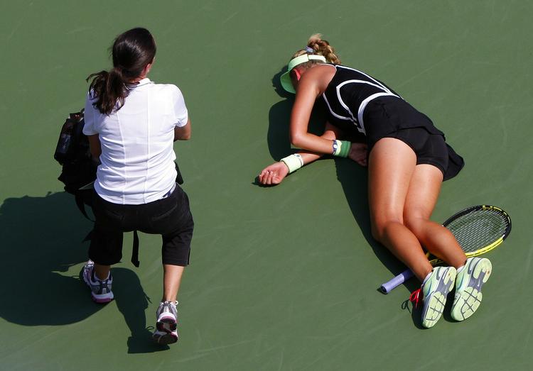 Kollaps. Victoria Azarenka falder omkuld under sin kamp mod argentinske Gisela Dulko. 