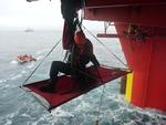 Anholdt. Tirsdag morgen klatrede fire aktivister fra Greenpeace op på en boreplatform ved Grønland og spændte sig fast. Nu er de kravlet op på boreplatformens dæk, hvor politiet har anholdt dem. 