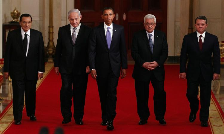 Forhandlingsholdet. Den ægyptiske præsident Hosni Mubarak, den israelske premierminister Benjamin Netanyahu, USA´s præsident Barack Obama, den palæstinensiske præsident Mahmoud Abbas og Jordans kong Abdullah II er på vej til pressekonference i Det Hvide Hus. 