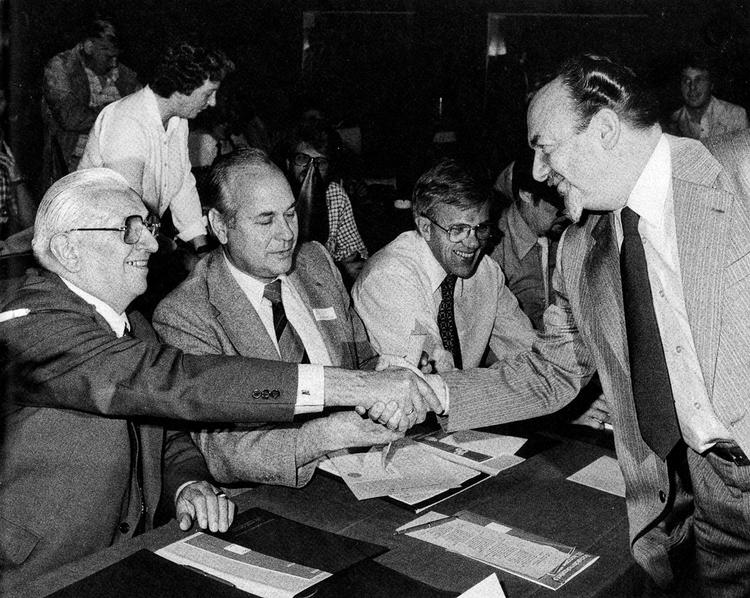1979. Anker Jørgensen hilser på LO-boss Thomas Nielsen. Det er et af de fotografier, som er udvalgt til den nye bog. Arkivfoto fra bogen: Arbejderbevægelsens Bibliotek og Arkiv 