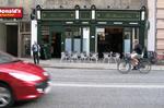 Overfor Dagmar har man kunnet spise fransk brasseriemad, siden stod der asiatiske nudelretter på menuen og seneste serverede en bar ved navn Cindyrella cocktails. Nu er en irsk pub rykket ind på den svære adresse. 