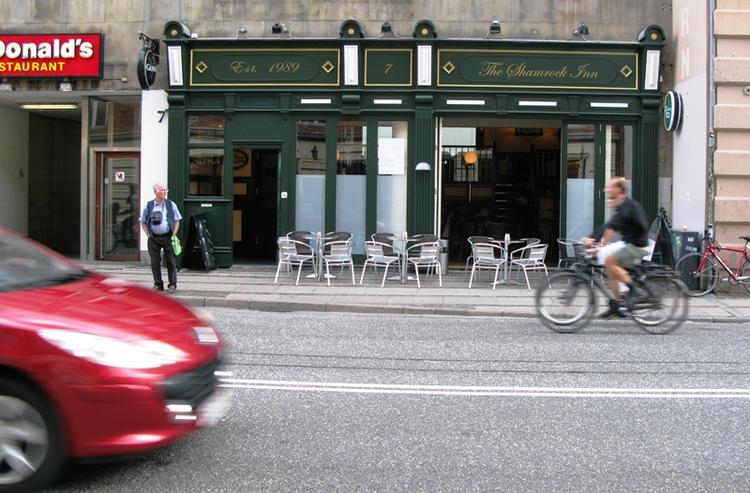 Overfor Dagmar har man kunnet spise fransk brasseriemad, siden stod der asiatiske nudelretter på menuen og seneste serverede en bar ved navn Cindyrella cocktails. Nu er en irsk pub rykket ind på den svære adresse. 
