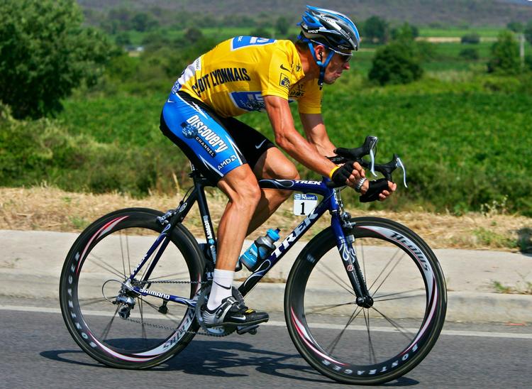 sejrscykel. Lance Armstrong på vej mod sejren i Tour de France i 2005 på Trek-cyklen, som Schleck-brødrene nu skal køre på. Arkivfoto. 